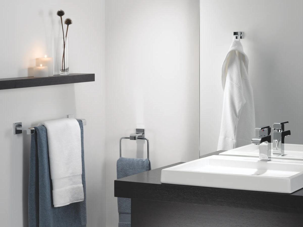 DELTA Urban Arzo 18" Towel Bar — Chrome
