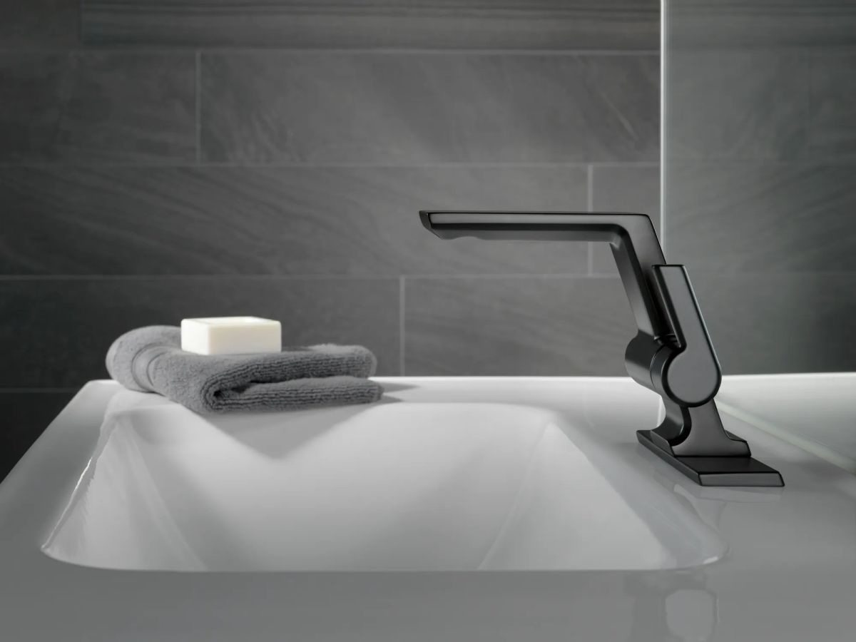 DELTA Pivotal Single Handle Bathroom Faucet — Matte Black