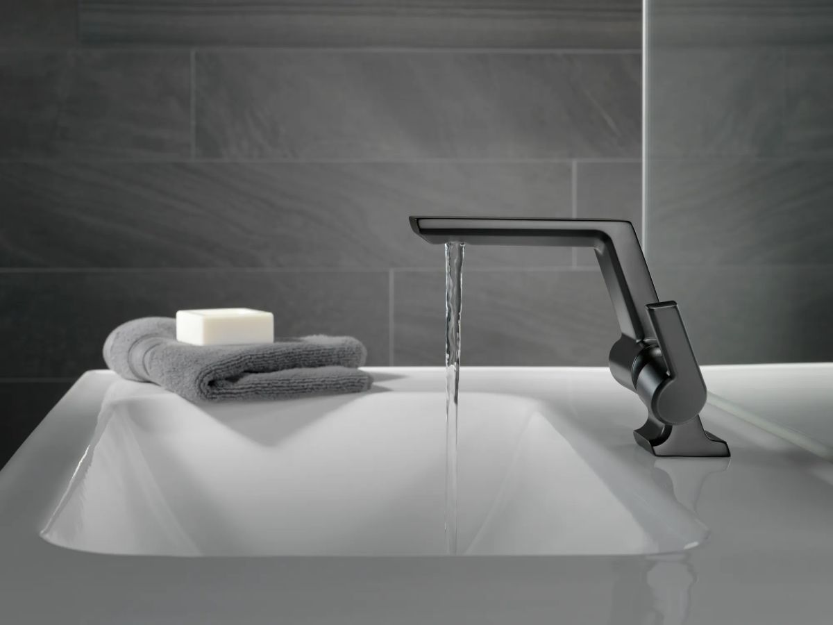 DELTA Pivotal Single Handle Bathroom Faucet — Matte Black