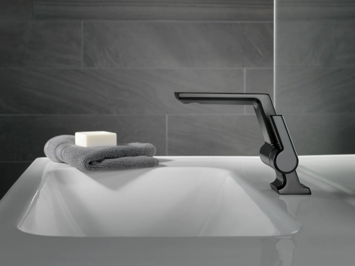 DELTA Pivotal Single Handle Bathroom Faucet — Matte Black
