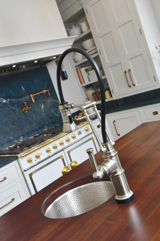 BRIZO Artesso Single Handle Articulating Kitchen Kitchen Faucet with SmartTouch Technology — Stainless