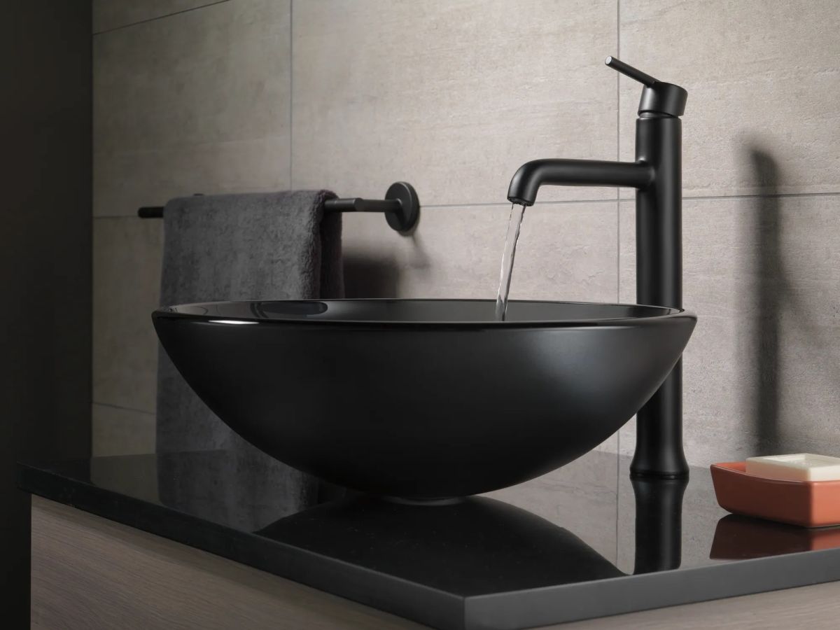 DELTA Trinsic 18" Towel Bar — Matte Black