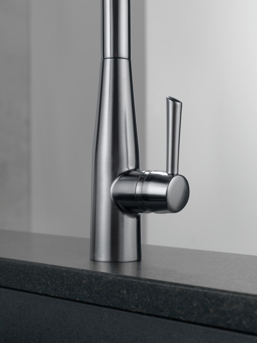 DELTA Essa Single Handle Pull-Down Kitchen Faucet — Arctic Stainless