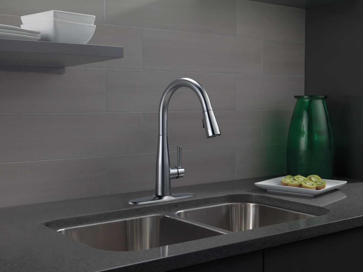 DELTA Essa Single Handle Pull-Down Kitchen Faucet — Arctic Stainless