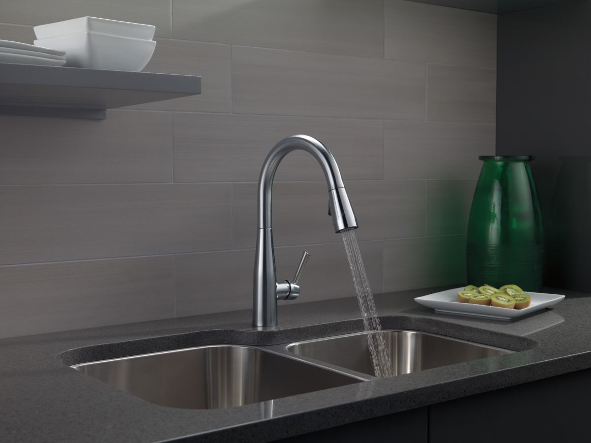 DELTA Essa Single Handle Pull-Down Kitchen Faucet — Arctic Stainless