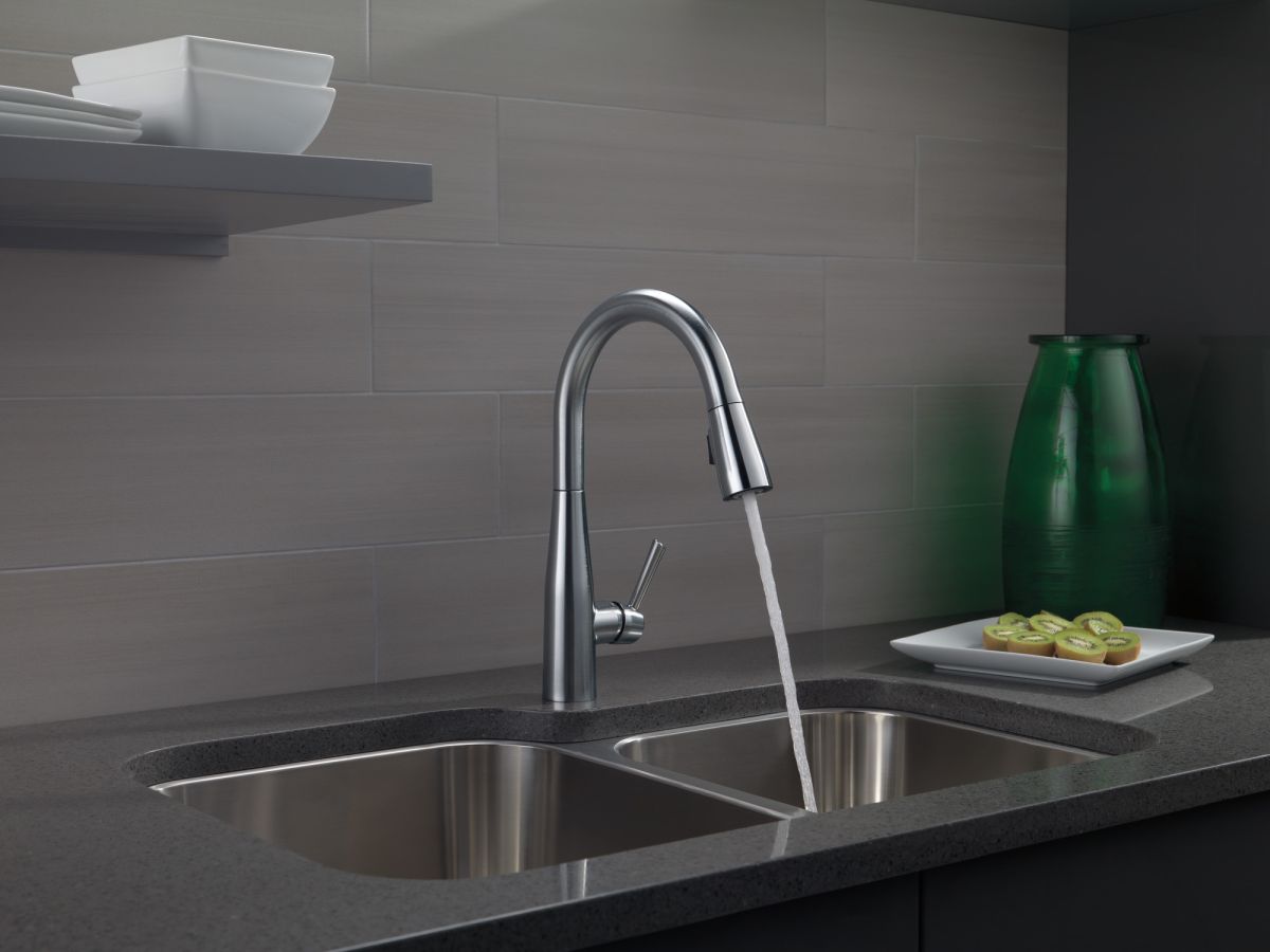 DELTA Essa Single Handle Pull-Down Kitchen Faucet — Arctic Stainless