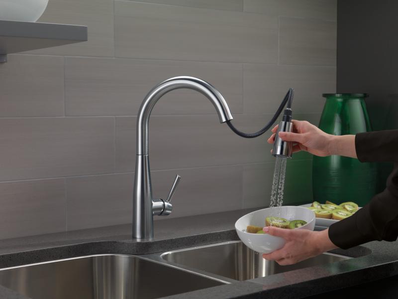 DELTA Essa Single Handle Pull-Down Kitchen Faucet — Arctic Stainless
