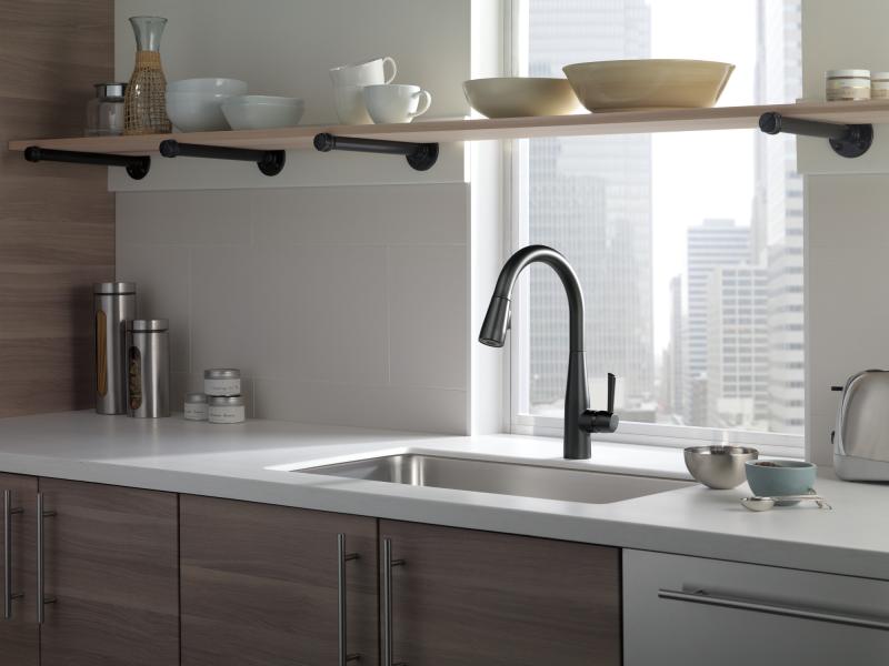 DELTA Essa Single Handle Pull-Down Kitchen Faucet — Matte Black
