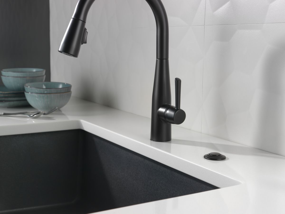 DELTA Essa Single Handle Pull-Down Kitchen Faucet — Matte Black