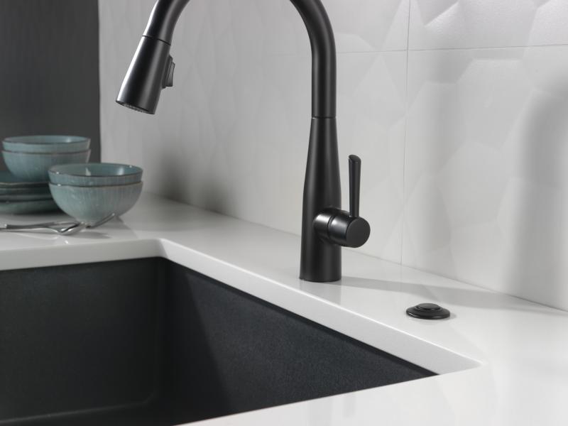 DELTA Essa Single Handle Pull-Down Kitchen Faucet — Matte Black