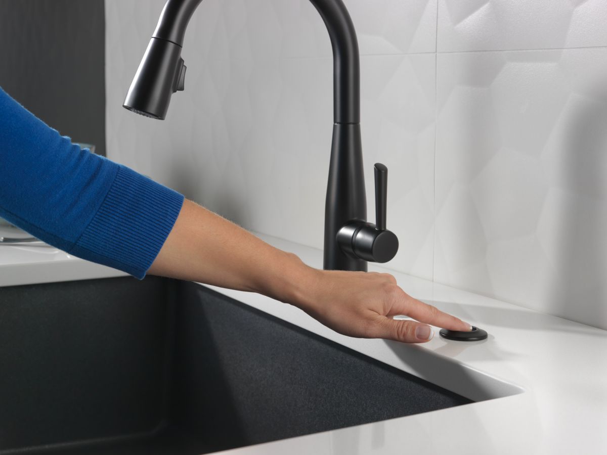 DELTA Essa Single Handle Pull-Down Kitchen Faucet — Matte Black