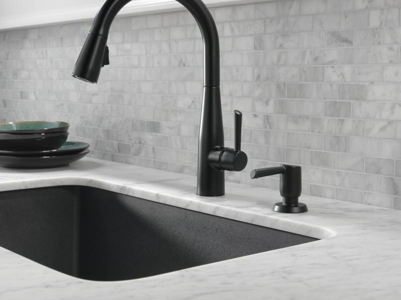 DELTA Essa Single Handle Pull-Down Kitchen Faucet — Matte Black
