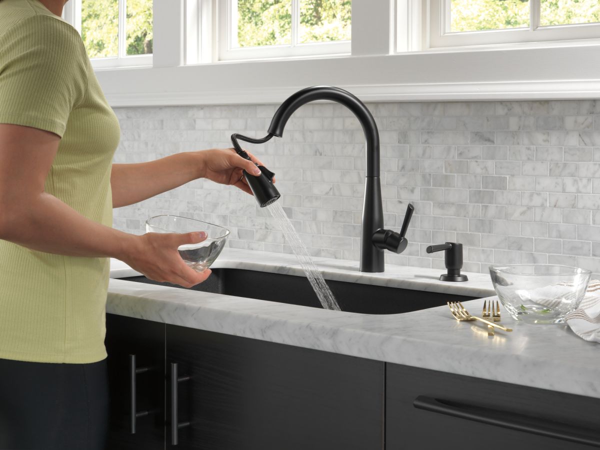 DELTA Essa Single Handle Pull-Down Kitchen Faucet — Matte Black