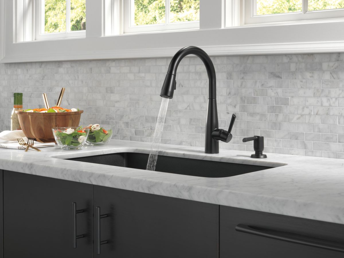 DELTA Essa Single Handle Pull-Down Kitchen Faucet — Matte Black