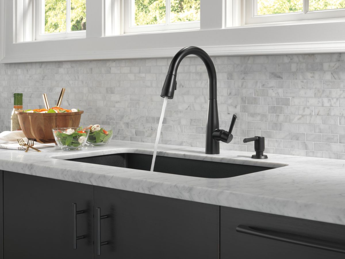 DELTA Essa Single Handle Pull-Down Kitchen Faucet — Matte Black