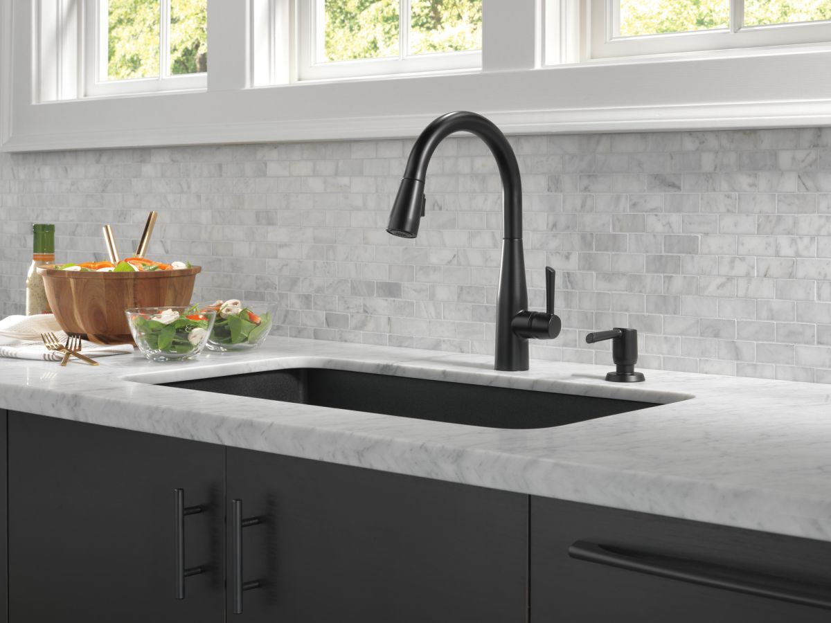 DELTA Essa Single Handle Pull-Down Kitchen Faucet — Matte Black