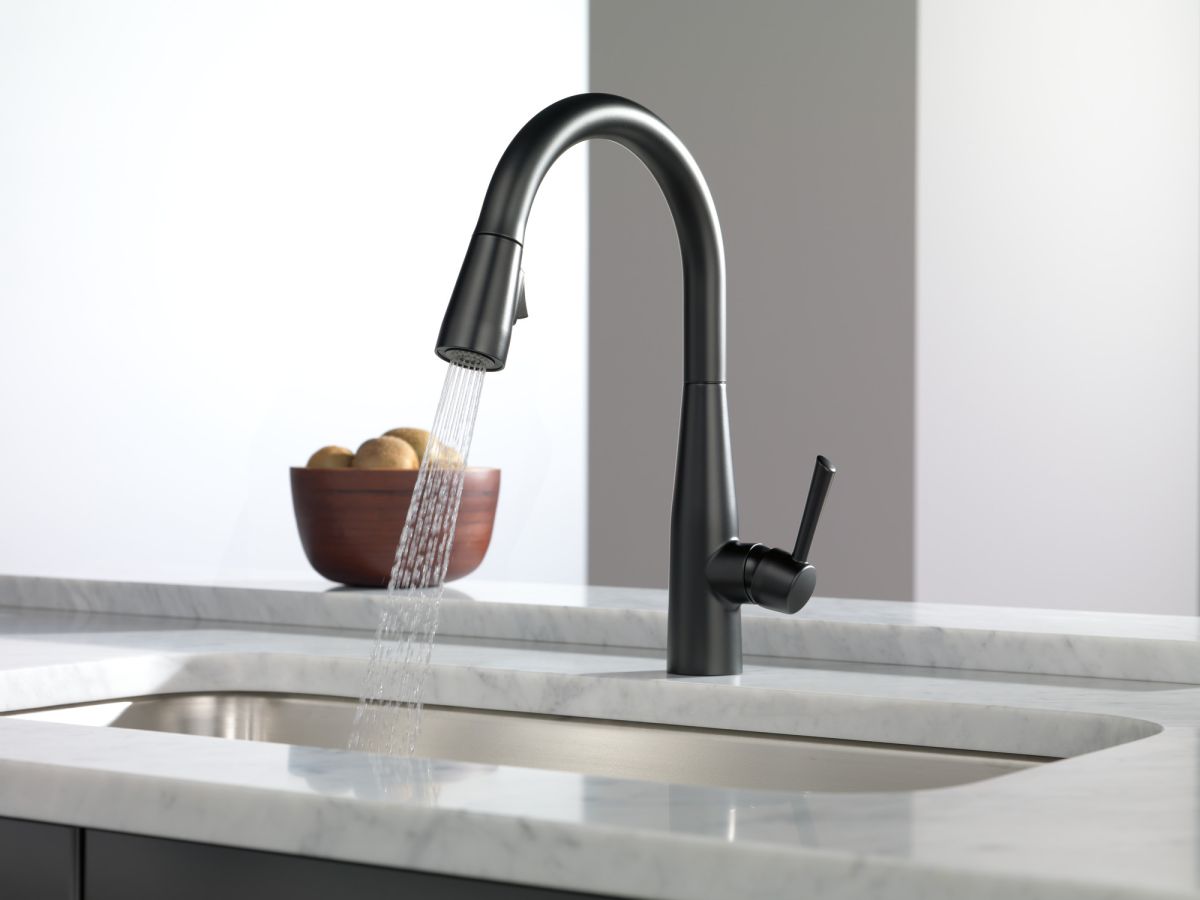 DELTA Essa Single Handle Pull-Down Kitchen Faucet — Matte Black