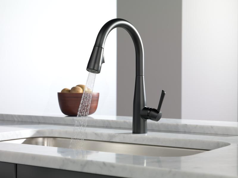 DELTA Essa Single Handle Pull-Down Kitchen Faucet — Matte Black