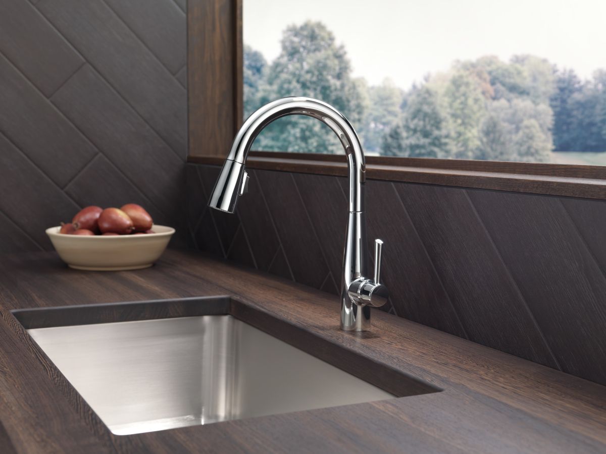 DELTA Essa Single Handle Pull-Down Kitchen Faucet — Chrome