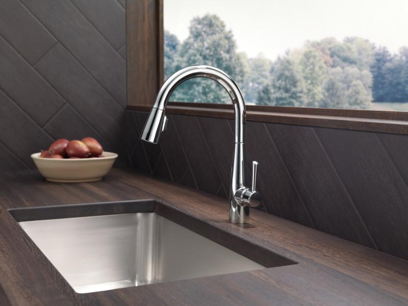 DELTA Essa Single Handle Pull-Down Kitchen Faucet — Chrome