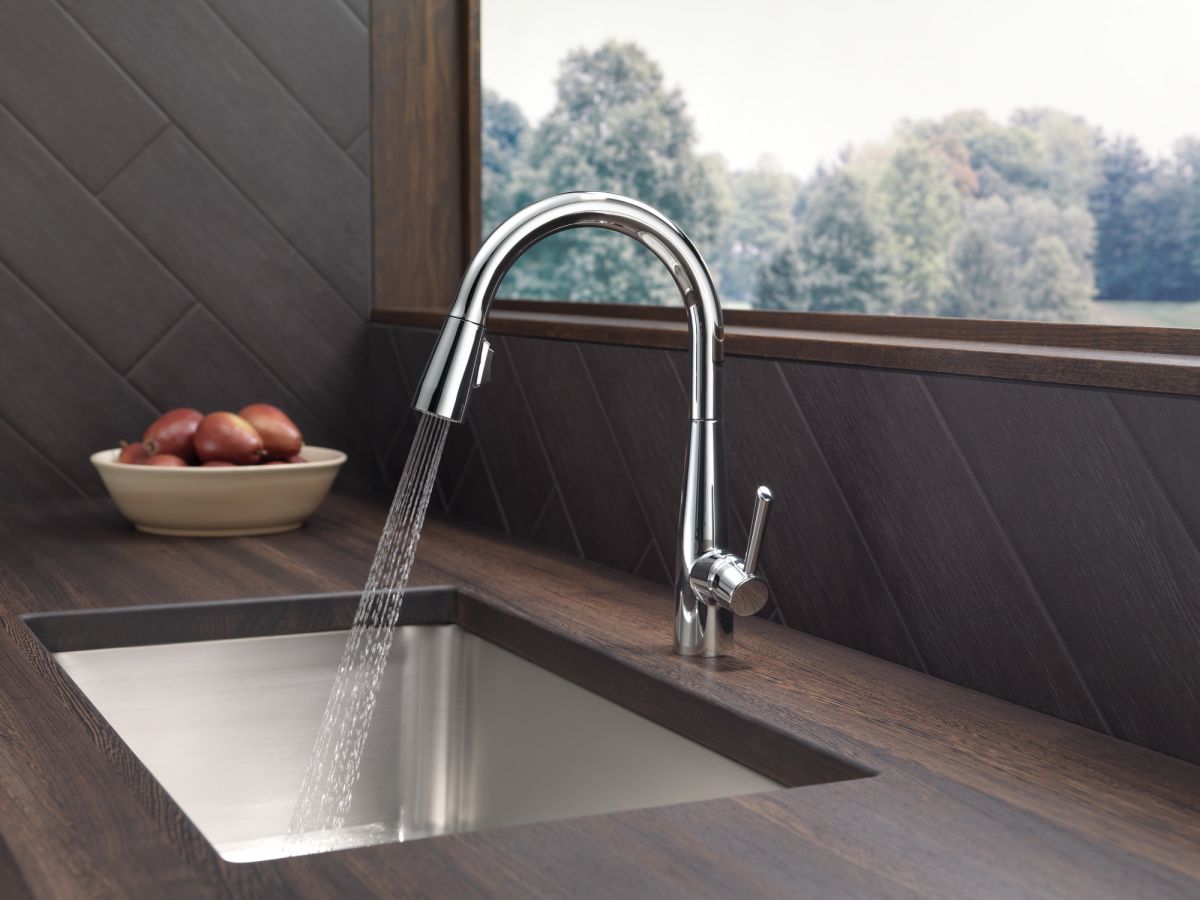 DELTA Essa Single Handle Pull-Down Kitchen Faucet — Chrome