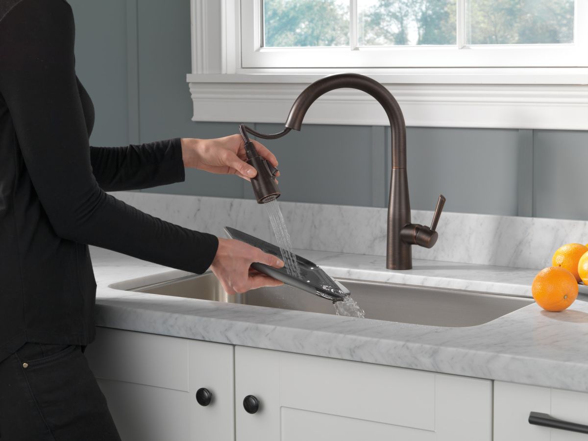 DELTA Essa Single Handle Pull-Down Kitchen Faucet — Venetian Bronze