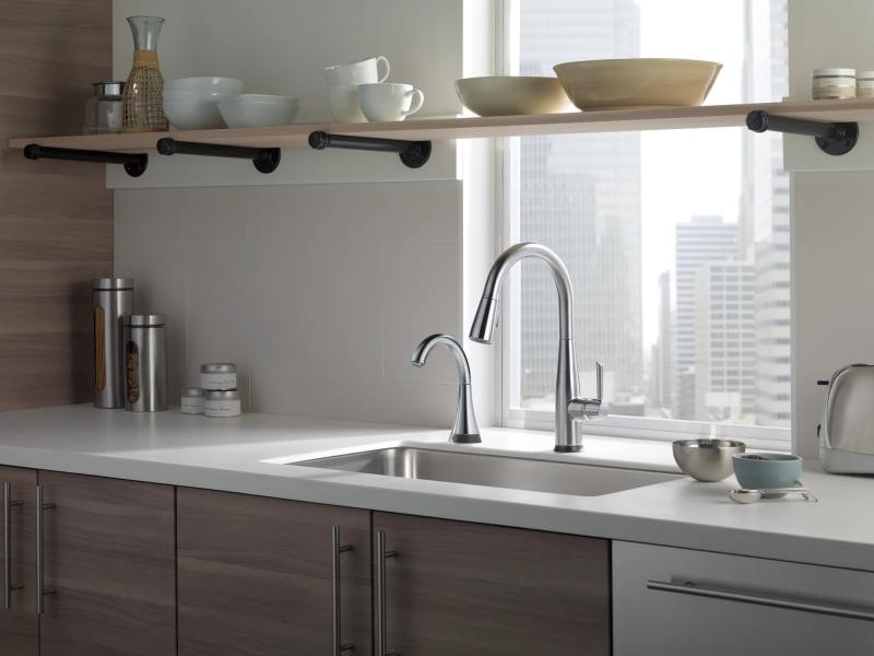 DELTA Essa Single Handle Pull-Down Kitchen Faucet with Touch2O Technology — Arctic Stainless