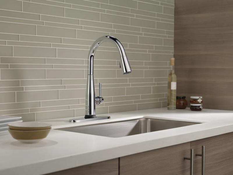 DELTA Essa Single Handle Pull-Down Kitchen Faucet with Touch2O Technology — Chrome