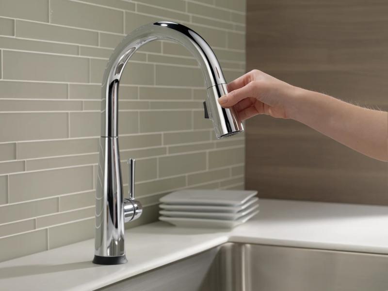 DELTA Essa Single Handle Pull-Down Kitchen Faucet with Touch2O Technology — Chrome