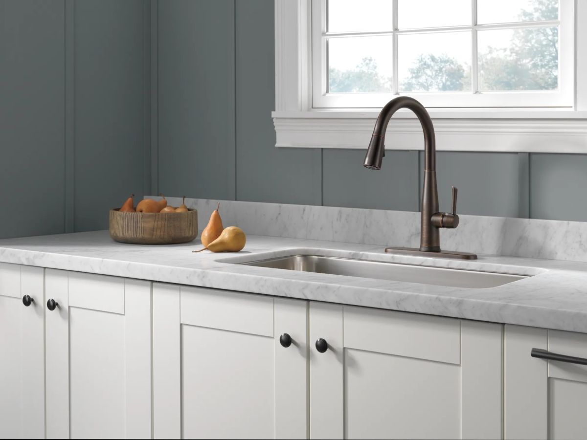 DELTA Essa Single Handle Pull-Down Kitchen Faucet with Touch2O Technology — Venetian Bronze