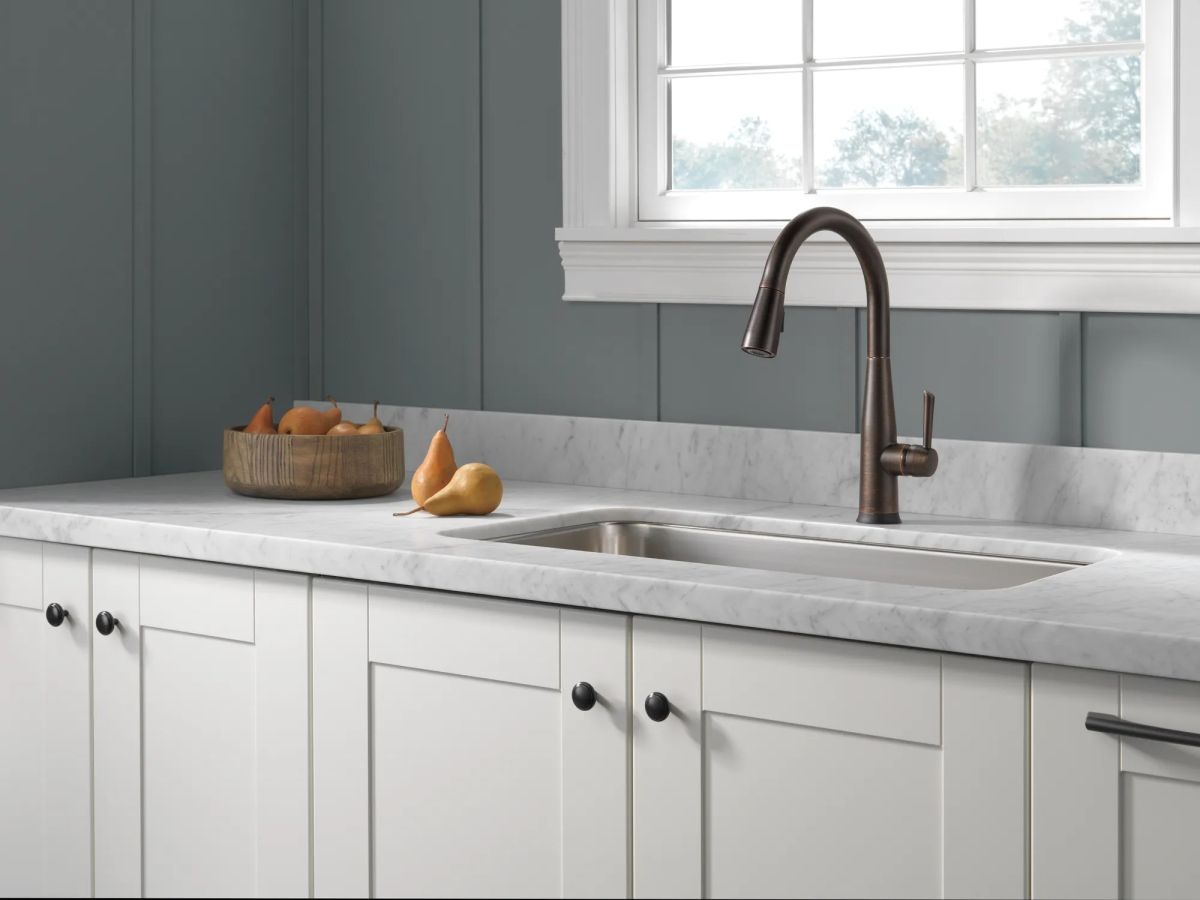 DELTA Essa Single Handle Pull-Down Kitchen Faucet with Touch2O Technology — Venetian Bronze
