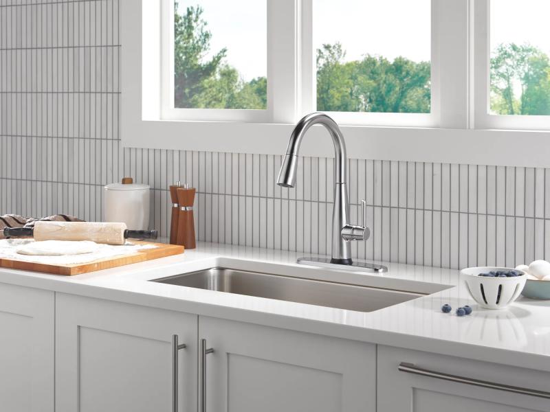 DELTA Essa Touch2O Technology Kitchen Faucet with Touchless Technology — Arctic Stainless