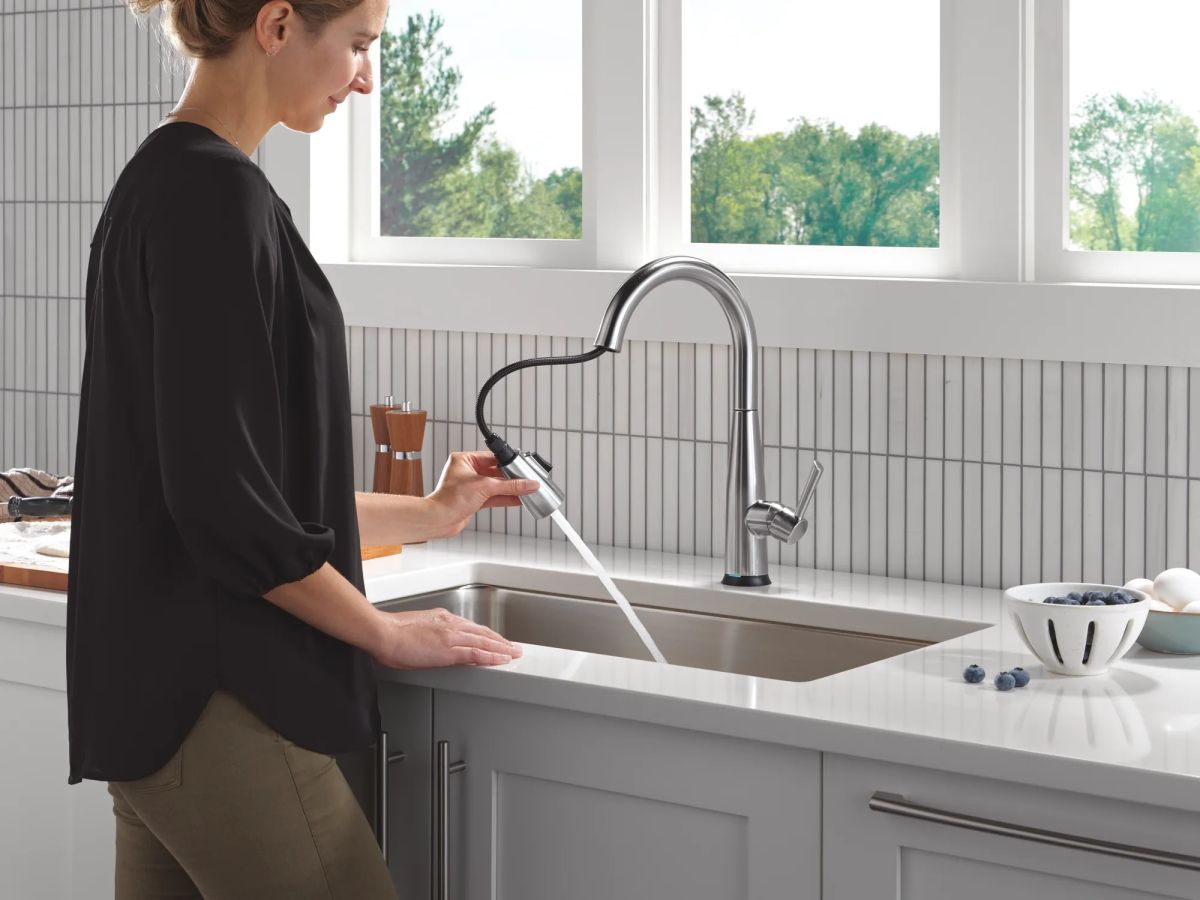 DELTA Essa Touch2O Technology Kitchen Faucet with Touchless Technology — Arctic Stainless