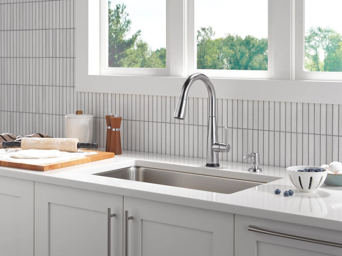 DELTA Essa Touch2O Technology Kitchen Faucet with Touchless Technology — Arctic Stainless