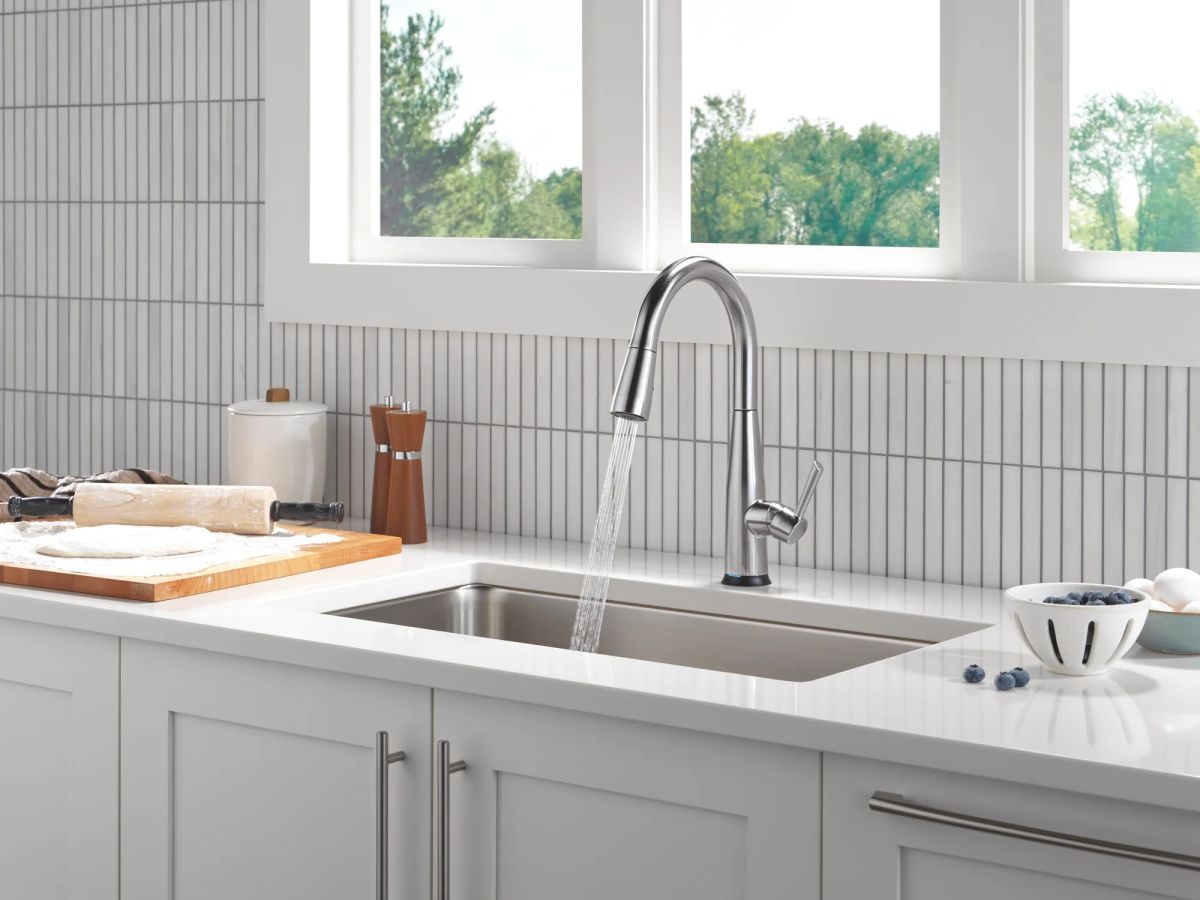 DELTA Essa Touch2O Technology Kitchen Faucet with Touchless Technology — Arctic Stainless
