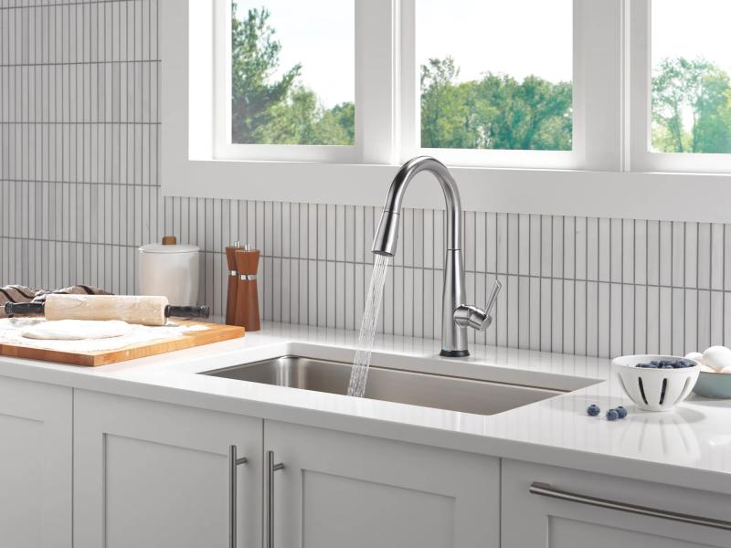 DELTA Essa Touch2O Technology Kitchen Faucet with Touchless Technology — Arctic Stainless