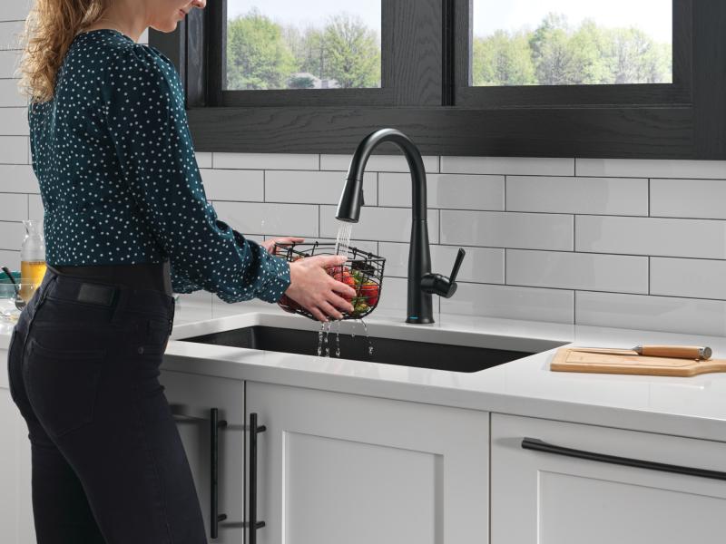 DELTA Essa Touch2O Technology Kitchen Faucet with Touchless Technology — Matte Black