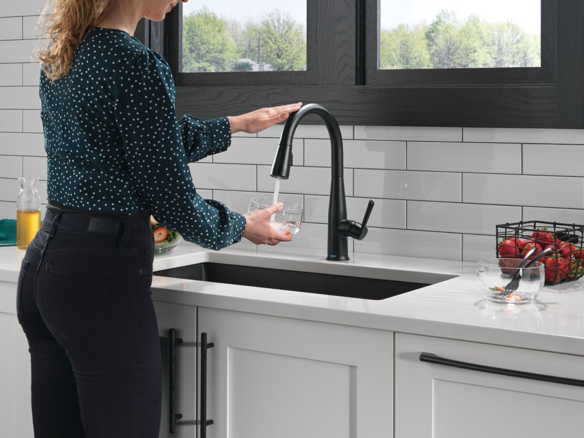 DELTA Essa Touch2O Technology Kitchen Faucet with Touchless Technology — Matte Black