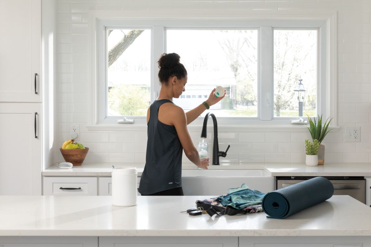 DELTA Essa VoiceIQ Single Handle Pull-Down Faucet with Touch2O Technology — Matte Black