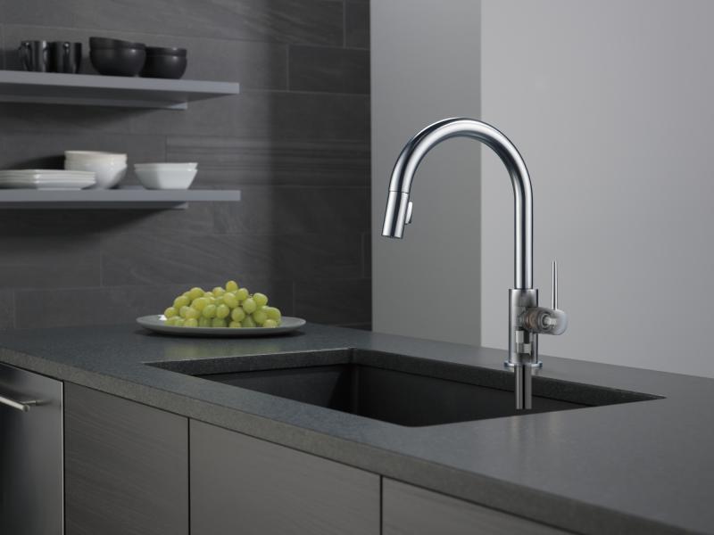 DELTA Trinsic Single Handle Pull-Down Kitchen Faucet — Arctic Stainless
