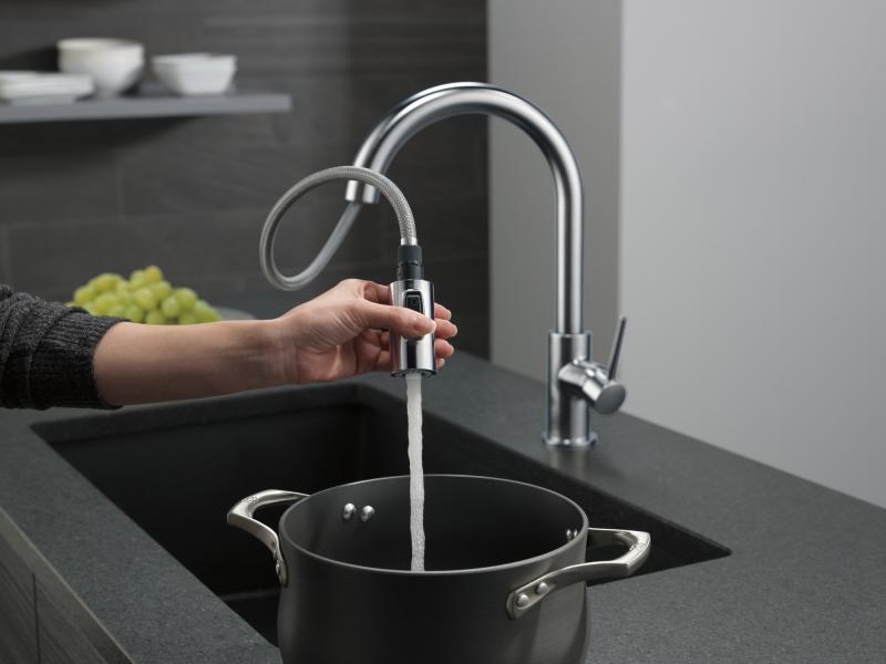 DELTA Trinsic Single Handle Pull-Down Kitchen Faucet — Arctic Stainless