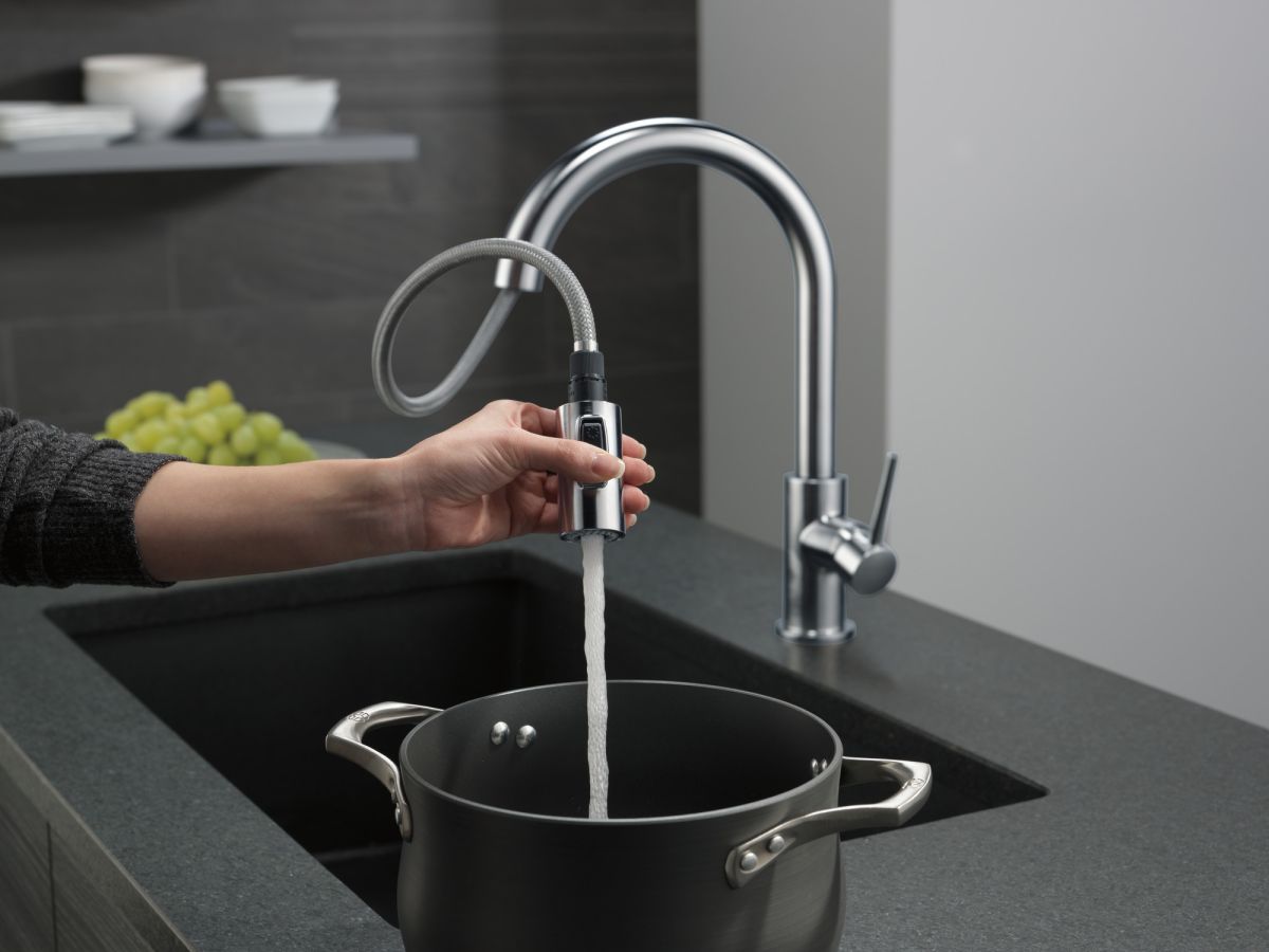 DELTA Trinsic Single Handle Pull-Down Kitchen Limited Swivel — Arctic Stainless
