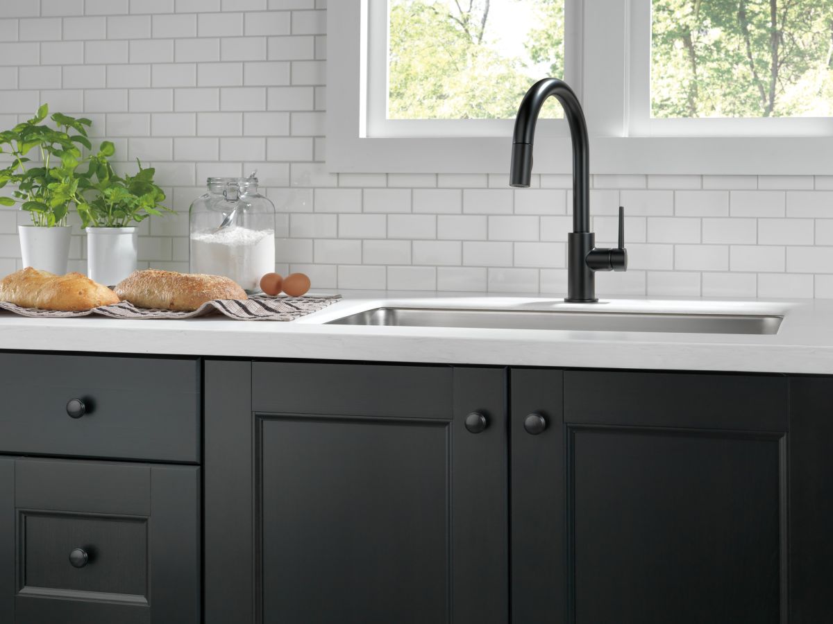 DELTA Trinsic Single Handle Pull-Down Kitchen Faucet — Matte Black