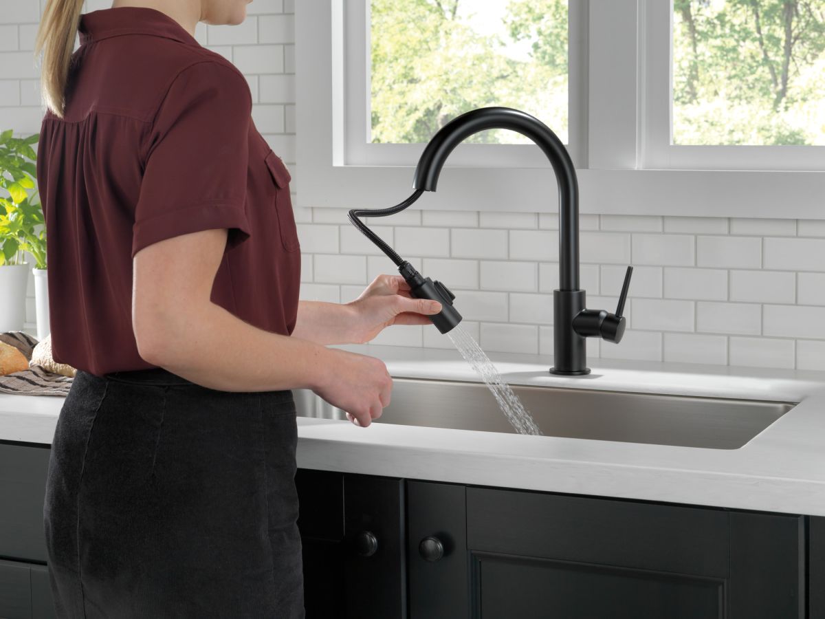 DELTA Trinsic Single Handle Pull-Down Kitchen Limited Swivel — Matte Black