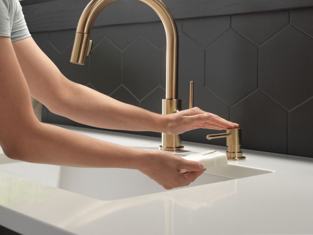 DELTA Trinsic Single Handle Pull-Down Kitchen Faucet — Champagne Bronze