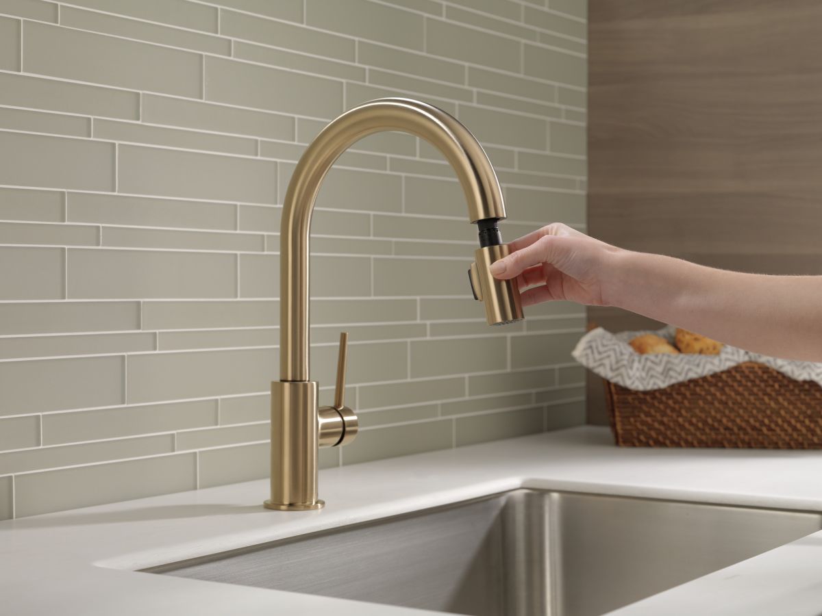 DELTA Trinsic Single Handle Pull-Down Kitchen Limited Swivel — Champagne Bronze