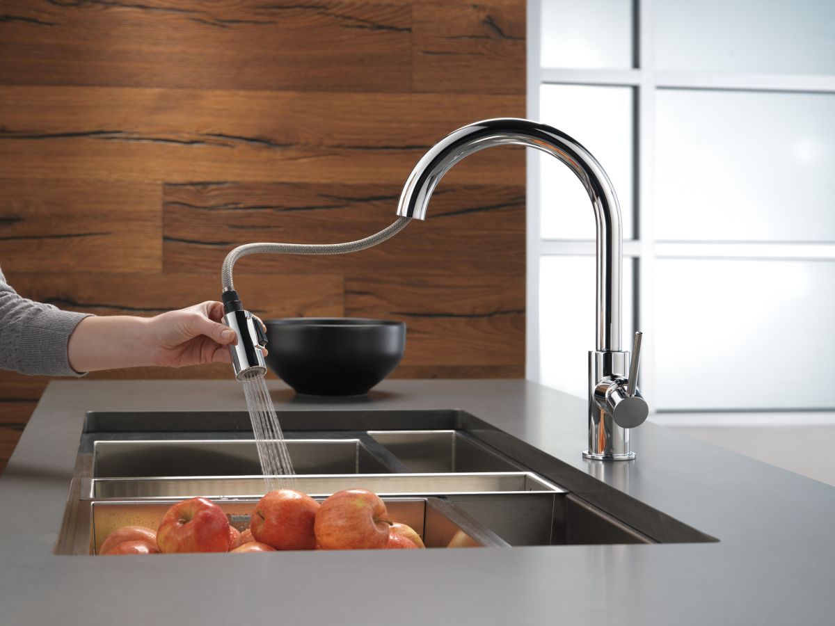 DELTA Trinsic Single Handle Pull-Down Kitchen Faucet — Chrome