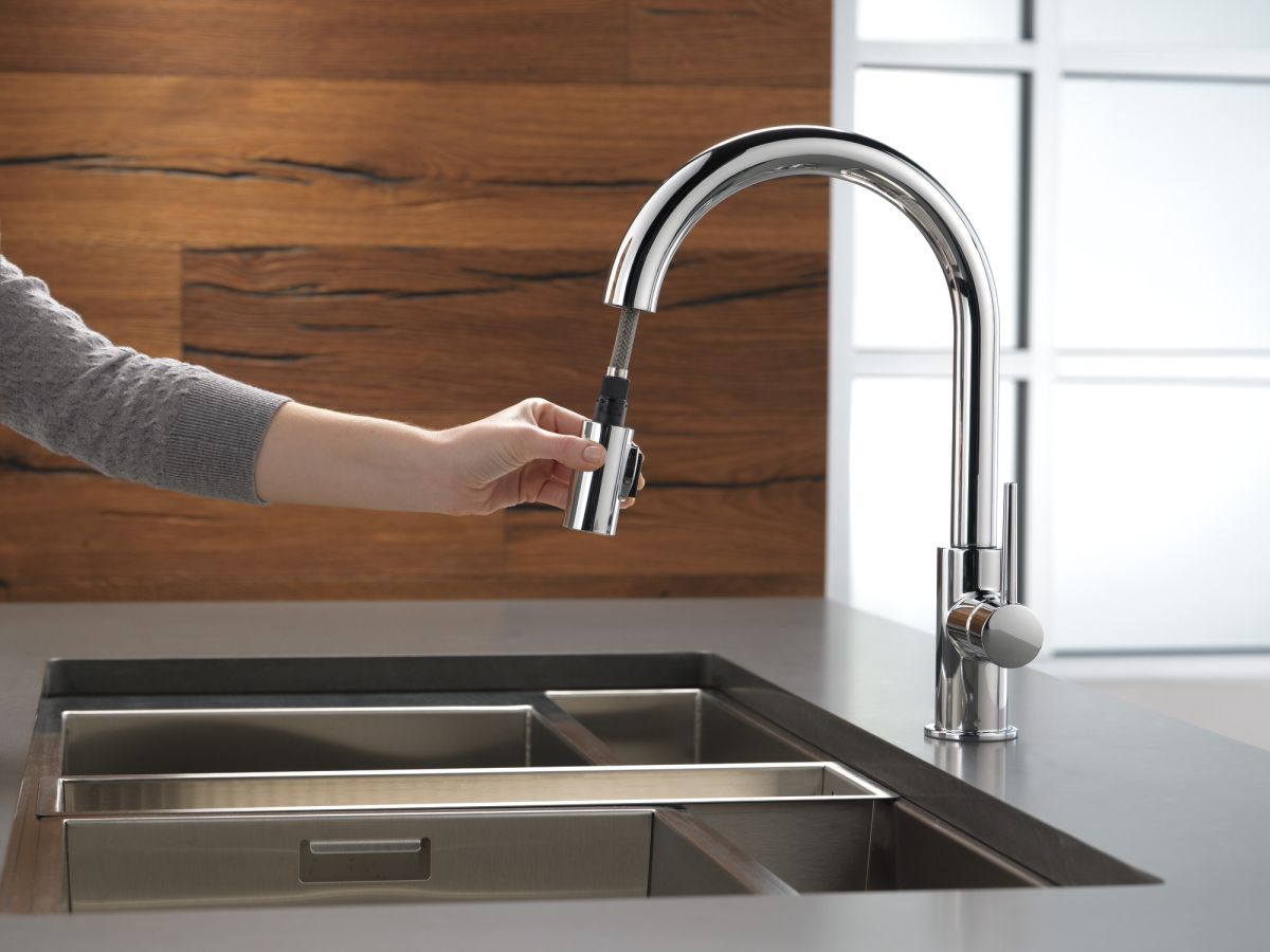 DELTA Trinsic Single Handle Pull-Down Kitchen Faucet — Chrome