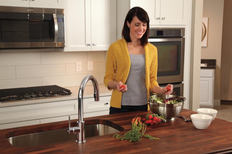 DELTA Trinsic Single Handle Pull-Down Kitchen Faucet — Chrome