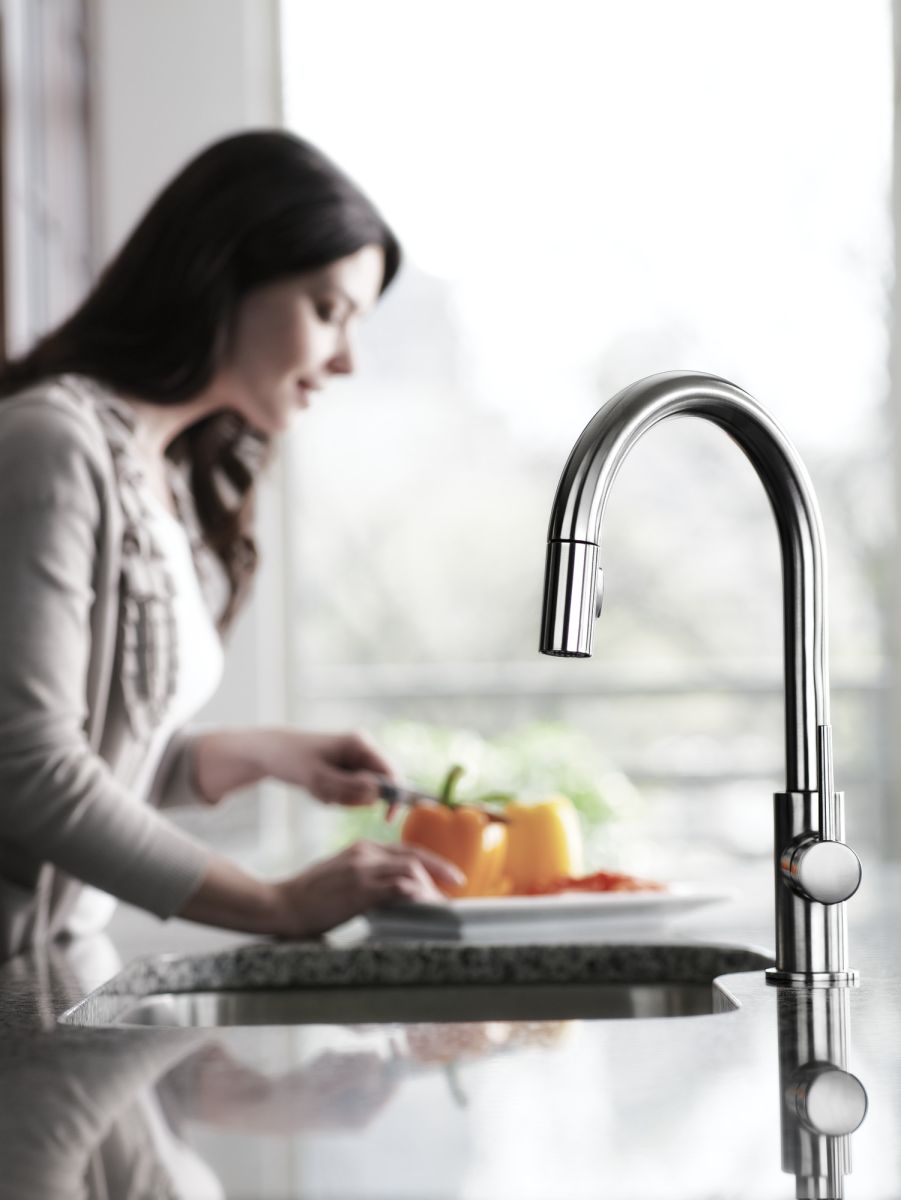 DELTA Trinsic Single Handle Pull-Down Kitchen Faucet — Chrome